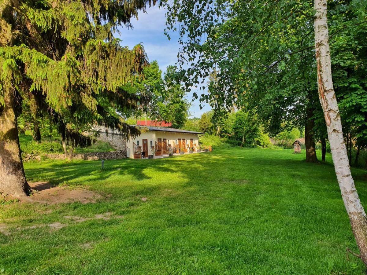 W Parku I Folwarku Przy Palacu Lawica Campsite *